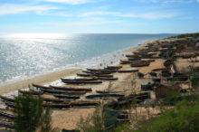 Les canots des pêcheur sur la plage