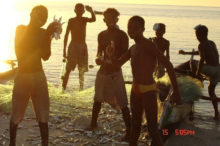 Enfant avec dizaines de poisson